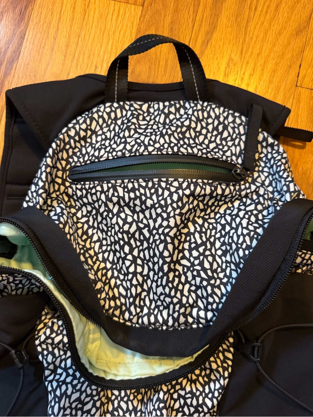 Lululemon Black & White Patterned Drawstring Backpack - Picture 2 of 7